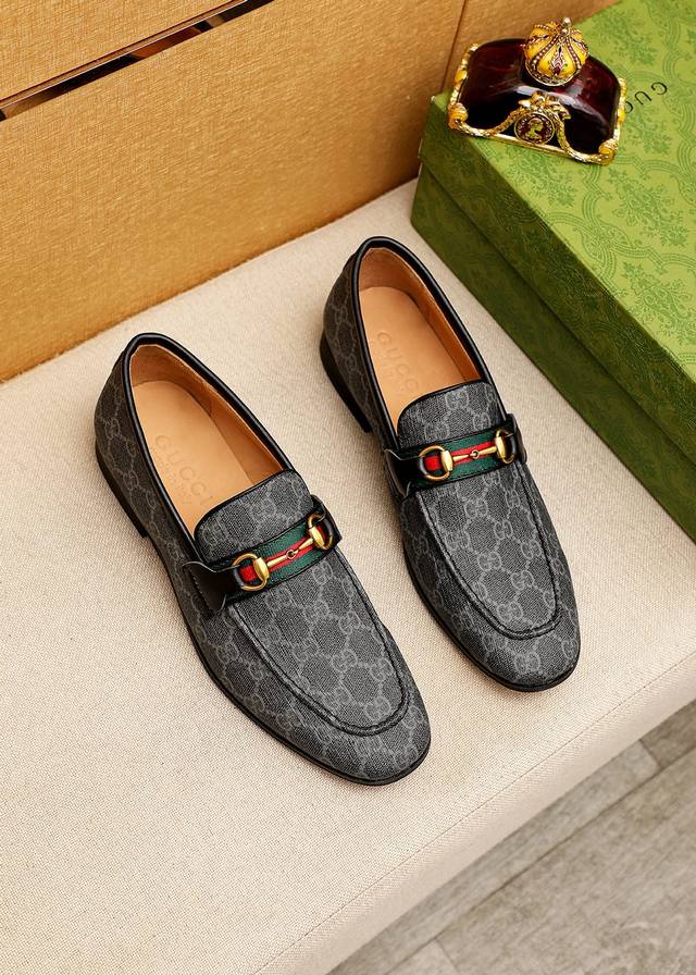 商品商标：Gucci 古驰 休闲皮鞋 正码码数: 38-44 45.46订制 商品材料：精选 进口头层布料鞋面+原版五金扣，进口牛皮内里。强烈立体视觉效果，组合